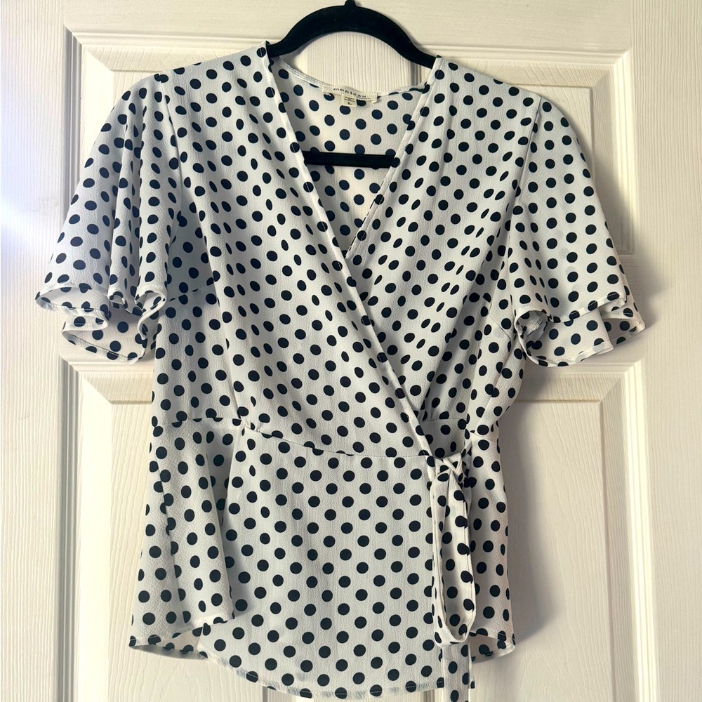 Adorable top never worn